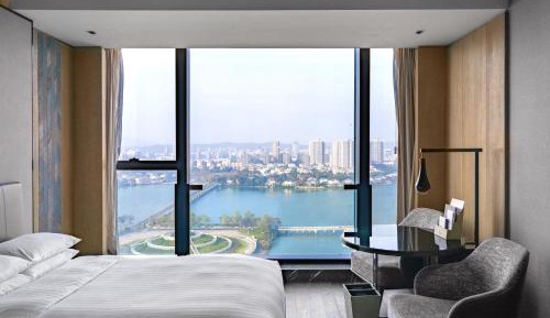 King Guest Room with Lake View