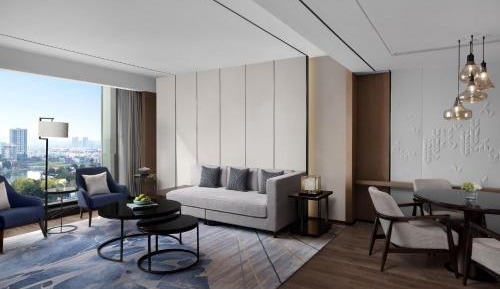 Lake View Suite