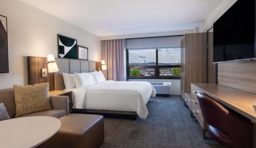 King Studio Suite with Roll-In Shower and View