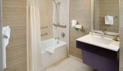 King Room Accessible Tub - Mobility Access/Non-Smoking