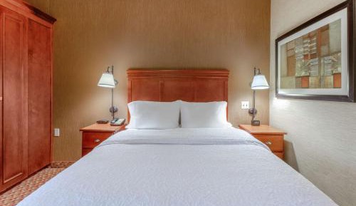 Queen Room with Mobility Access/Non-Smoking
