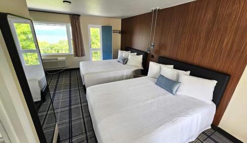 Double Queen Room with Lake View