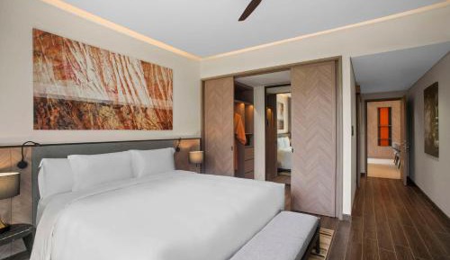 King Suite with Jacuzzi and Garden View