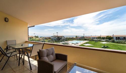 One-Bedroom Apartment with Lake View