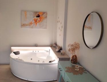 Deluxe Suite with Spa Bath