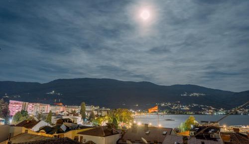 Apartment with Lake View