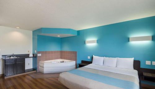 King Suite with Spa Bath - Non-Smoking