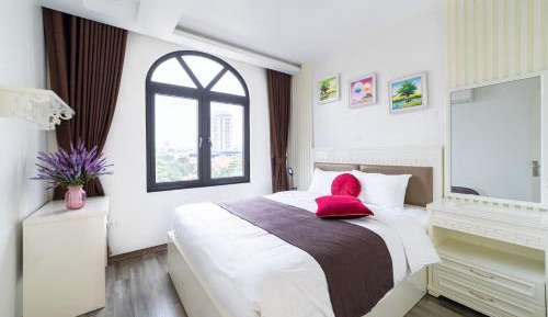 One-Bedroom Apartment with Park View