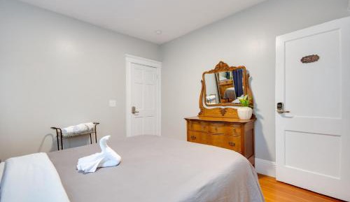 Queen Room with Shared Bathroom