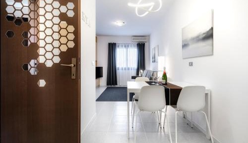 Apartment with Pool View 