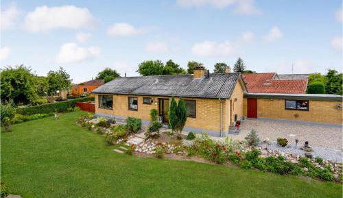 Three-Bedroom Holiday Home 
