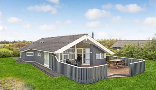 Three-Bedroom Holiday Home 