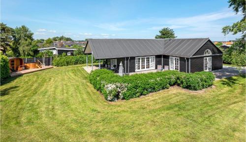 Three-Bedroom Holiday Home 