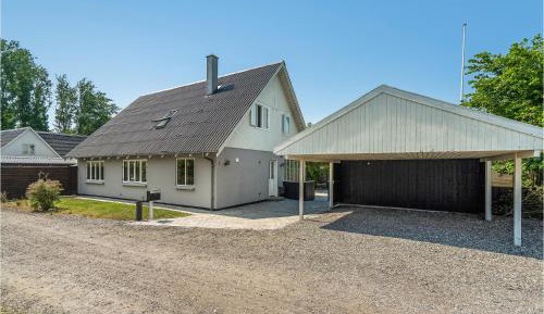 Four-Bedroom Holiday Home