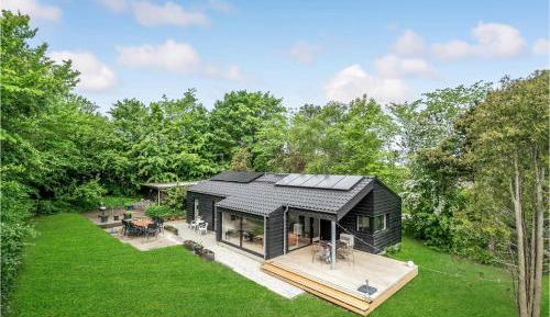 Three-Bedroom Holiday Home 