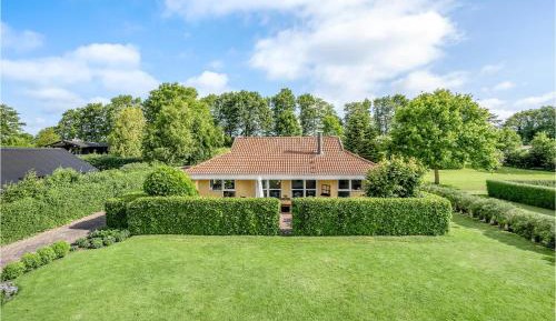 Three-Bedroom Holiday Home 