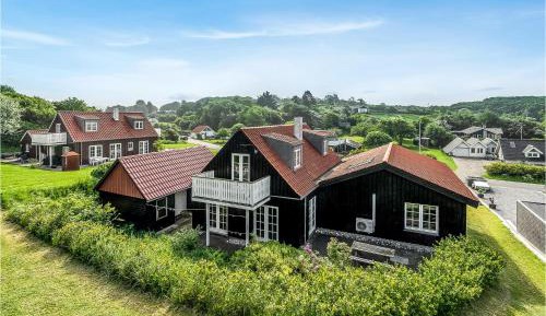 Three-Bedroom Holiday Home 
