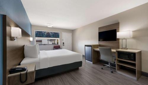King Room with Bath Tub - Mobility Accessible