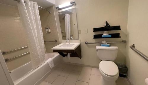 One-Bedroom Queen Room with Mobility Accessible Tub - Non-Smoking