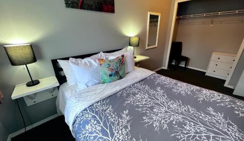 Three-Bedroom Apartment 117 - Private Entrance - Self Check In - Railroad Side