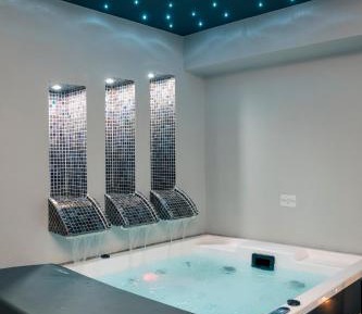 Suite with Hot Tub