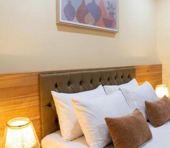 Deluxe Queen Suite