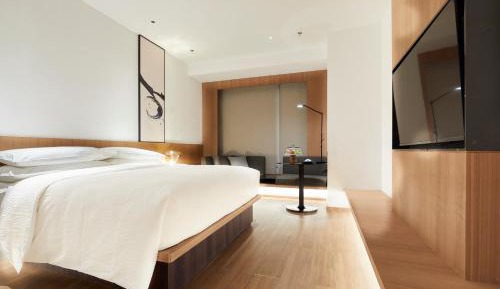 Standard King Room with City View