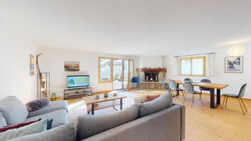Apartment with Mountain View