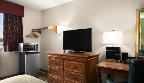 Queen Studio Suite - Non-Smoking