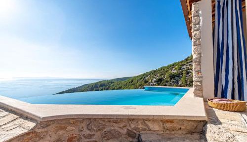 Two-Bedroom House with Swimming Pool
