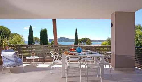 Apartment with Balcony and Lake View