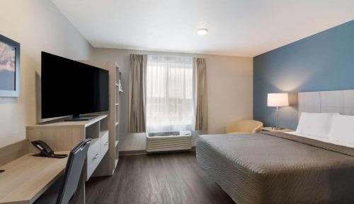 QUEEN SUITE W DISHWASHER (DISHES/COOKWARE INCLUDED) ACCESSIBLE ROLL IN SHOWER