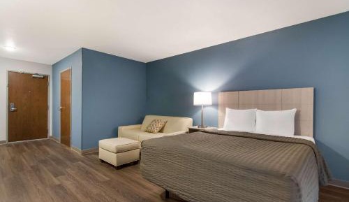 QUEEN SUITE WITH SOFA ACCESSIBLE