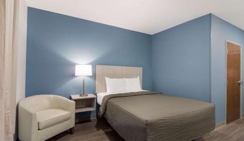 QUEEN SUITE W DISHWASHER (DISHES/COOKWARE INCLUDED)