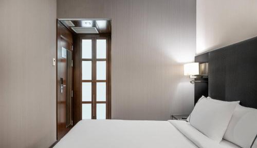 Interior Queen Room