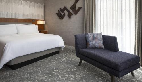 Guest room, 1 King, Courtyard view