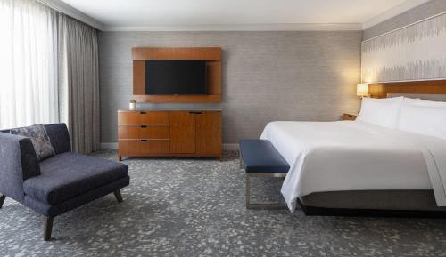 Junior Suite, 1 King, Sofa bed, Courtyard view, Corner room