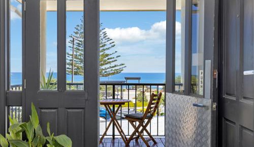 Queen Studio with Ocean View - Upstairs