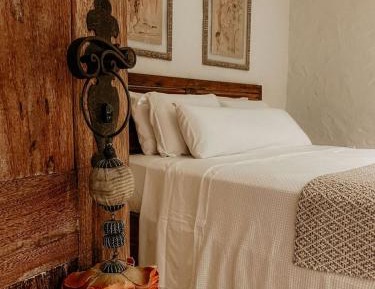 Deluxe Queen Suite