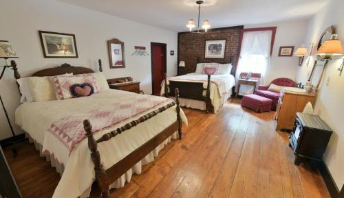 Quadruple Room with Private Bathroom