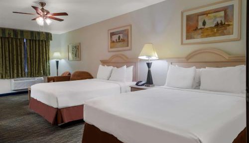 One-Bedroom Queen Suite with Bath Tub - Mobility Accessible