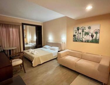 Family Room (2 Adults + 2 Children)