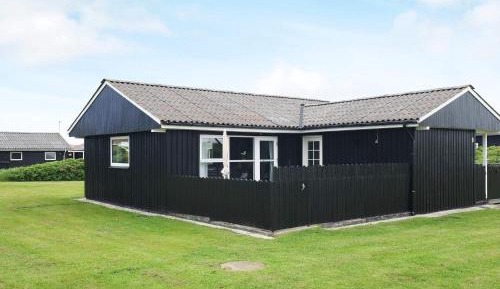 Three-Bedroom Holiday Home 