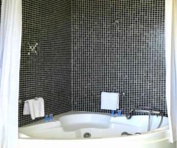 Queen Room with Spa Bath