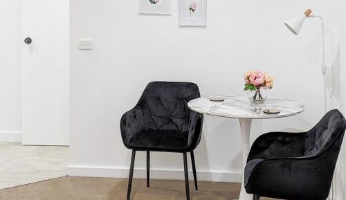 Rosie – Deluxe Queen Studio with Bath, ground floor