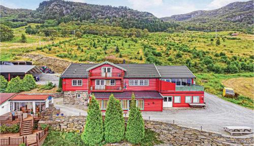Ten-Bedroom Holiday Home