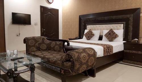 Deluxe Double Room (2 Adults + 1 Child)