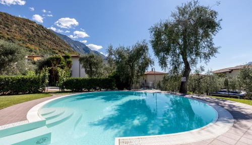 Apartment with Garden View