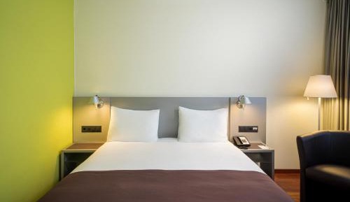 Standard King Room with Courtyard View