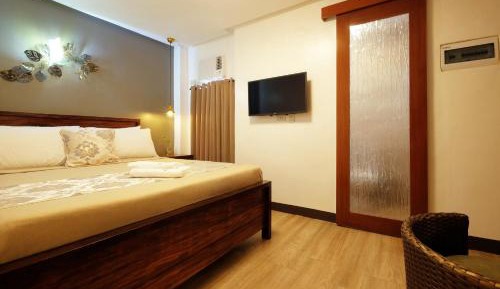 Deluxe Queen Suite